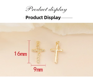 Dettaglio dei ciondoli a croce placcati oro 16x9mm con motivi di vite decorati