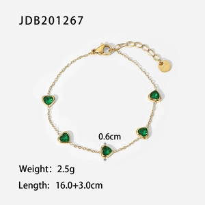 Vue détaillée du bracelet cœur plaqué or 14K avec zircons verts et mesures de taille