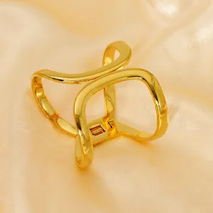 Pince à cheveux géométrique minimaliste plaquée or 18 carats sur soie champagne