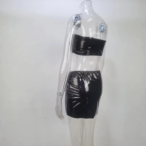Détail de l'ensemble deux pièces en simili cuir noir avec haut bustier et jupe