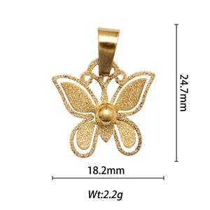 Vue détaillée du pendentif papillon plaqué or 18k avec dimensions et poids précis