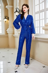 Detailansicht eines königsblauen Pailletten-Jumpsuits mit tiefem V-Ausschnitt und Gürtel