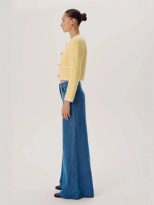 Jean femme taille haute à jambes larges avec une petite veste en tweed jaune