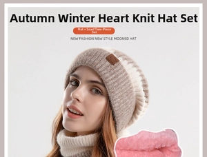 Detailansicht des dicken rosa Plüschfutters im Inneren von Strickmütze und Halstuch