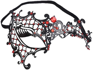 Dettaglio della maschera in metallo nero con strass rossi e design in filigrana