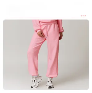 Detailansicht der rosa Jogginghose mit Kordelzug und elastischen Beinabschlüssen