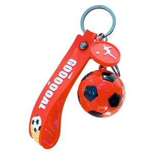 Portachiavi da calcio rosso con cinturino in silicone e anello in metallo argento