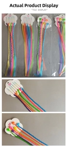 Dettaglio di extension colorate con clip a fiore per acconciature da bambina