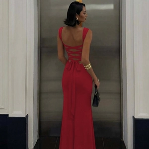Détail d'une robe de soirée rouge dos nu avec élégantes bretelles croisées à l'arrière