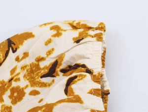 Détail du tissu à imprimé léopard avec couture d'ourlet propre et texture textile douce