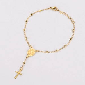 Vue détaillée de la médaille de Saint-Benoît plaquée or 18k et croix sur chaîne perlée