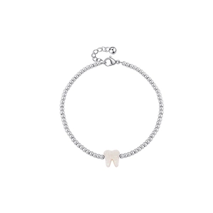 Elegante bracciale con perline argentate e ciondolo a dente bianco regolabile