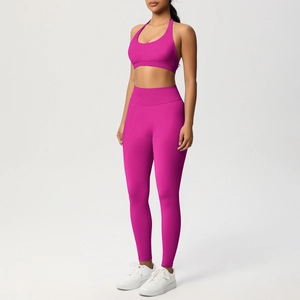 Dettaglio del set yoga magenta elastico con reggiseno sportivo a fascia e leggings a vita alta
