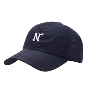 Berretto da baseball blu scuro con ricamo N bianco e fori di ventilazione tagliati al laser