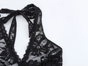 Dettaglio ravvicinato del top a fascia in pizzo nero con lacci regolabili sul retro