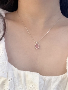 Nahaufnahme des rosa Chalzedon-Anhängers an einer S925-Silber-Schlangenkette