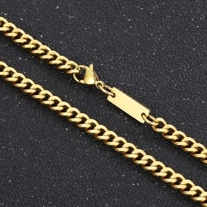 Vue macro du collier gourmette en acier inoxydable doré avec plaque carrée à graver