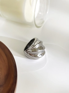 Bague croissant argentée polie avec texture ondulée élégante pour un style épuré