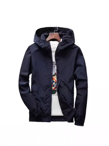 Giacca a vento uomo blu navy con cappuccio in tessuto leggero e zip intera