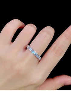 Detailed macro shot of S925 silver ring featuring a continuous row of heart-shaped zircons