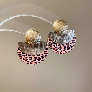 Détails de boucles d'oreilles rondes à imprimé léopard et texture métal doré brossé