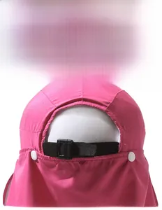 Dettaglio della fibbia regolabile e della rete traspirante sul cappello da sole rosa