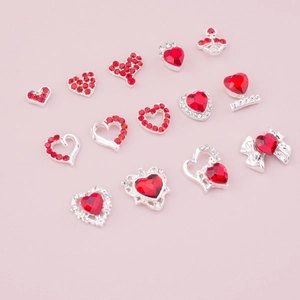 Dettaglio macro di cristalli per unghie a forma di cuore rosso con base in lega d'argento