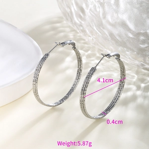 Detailed view of silver hoop earrings with chain texture and size metrics 4.1cm