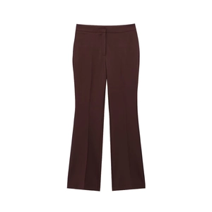 Vue à plat du pantalon évasé marron foncé avec taille haute sur fond blanc
