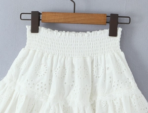 Détail de la jupe blanche en coton avec taille élastique froncée et broderie anglaise