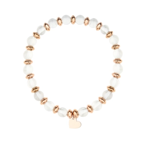 Dettaglio del bracciale con perline di cristallo bianco e ciondolo a cuore in oro rosa