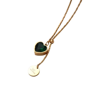 Collana in acciaio inox dorato con ciondolo a cuore in zircone verde e targhetta Love