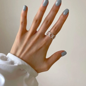 Close-up of a 925 silver link chain ring worn on a finger for a minimalist daily look