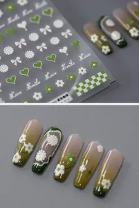 Détail de stickers à ongles 5D gaufrés avec cœurs verts, fleurs et motifs de nœuds 3D