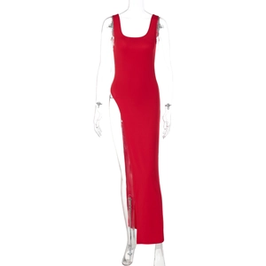 Détail de la robe longue rouge sans manches avec une fente haute sur le côté