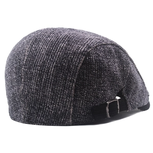 Vue arrière détaillée montrant la texture du tissu et la boucle de la casquette grise