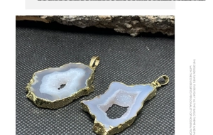 Dettaglio del ciondolo in agata naturale con bordi placcati in oro 14K e cristalli