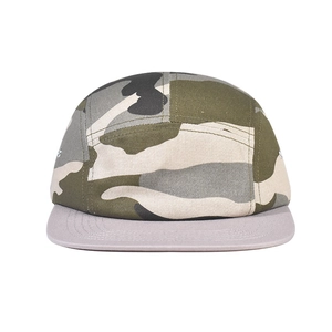 Détail de face d'une casquette 5-panel en coton camouflage avec visière plate grise