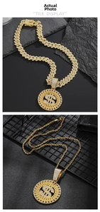 Détail de la chaîne maille cubaine dorée avec grand pendentif signe dollar pour homme