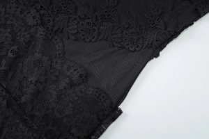Gros plan détaillé sur la dentelle noire délicate et le mesh transparent de la robe