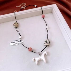 Collier chinois avec pendentif cheval blanc, perles en pierre et cordon noir ajustable