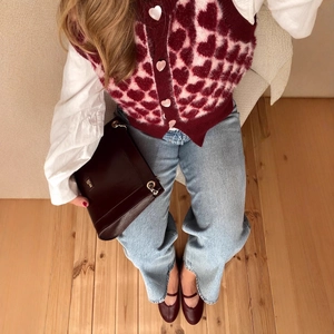 Gilet en tricot jacquard à motif cœur rétro avec une chemise à manches bouffantes