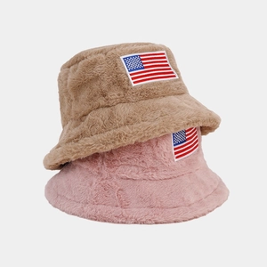 Bobs d'hiver en fausse fourrure avec broderie drapeau USA en marron et rose poudré