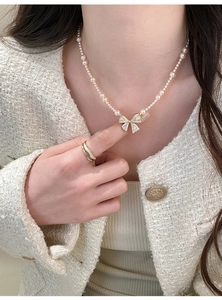 Elegante Franse vintage zirkoon boog parelketting getoond in een gedetailleerde close-up
