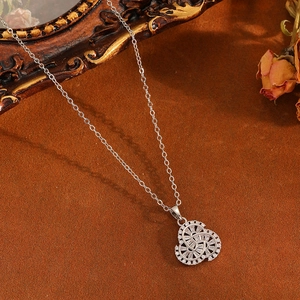 Elegante silberne Blumenhalskette mit Zirkon-Anhänger auf Vintage-Hintergrund