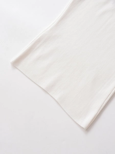 Detailaufnahme der weißen Strickstruktur und der hochwertigen Saumverarbeitung