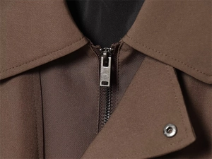Détails du col, de la fermeture éclair et des boutons-pression de la veste bomber marron