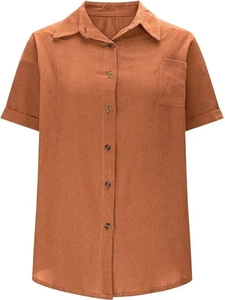 Détail d'une chemise marron à manches courtes avec poche poitrine et texture lin