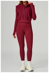 Vue détaillée du gilet de sport zippé bordeaux et de son legging taille haute assorti