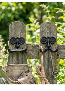 Ganchos de pared con forma de bigote de hierro con herramientas de jardín en madera